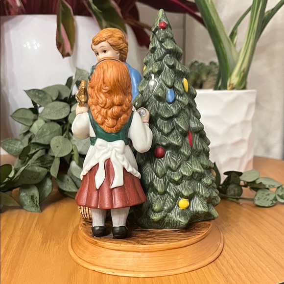 Avon Christmas Memories “Keeping the Christmas Tradition” 1982 - Picture 4 of 12